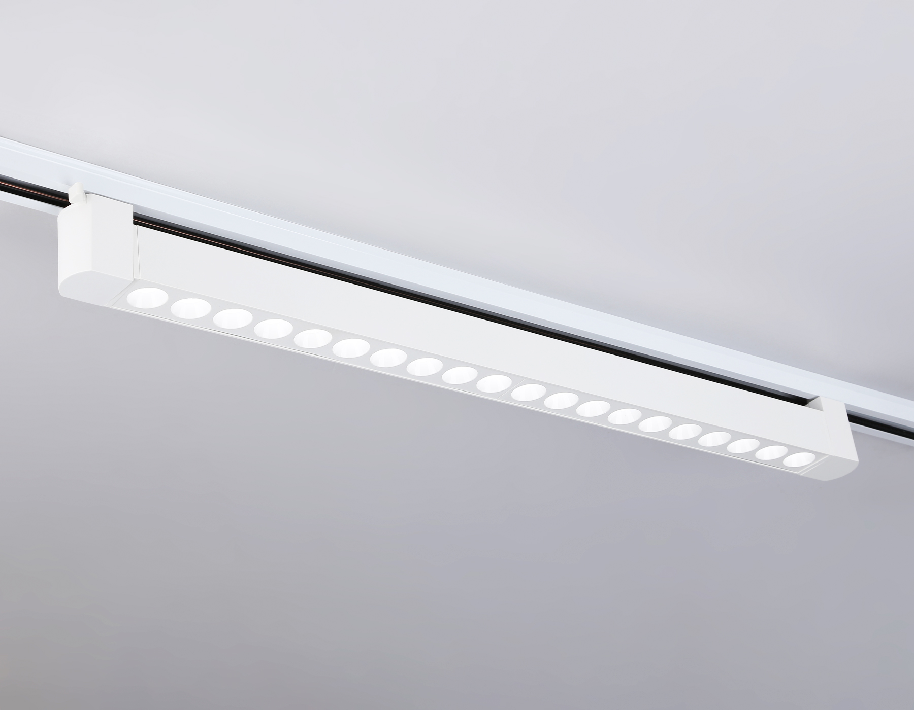 Трековый однофазный светильник Ambrella GL6718 WH белый IP20 40W 4200K 24° 590*35*57