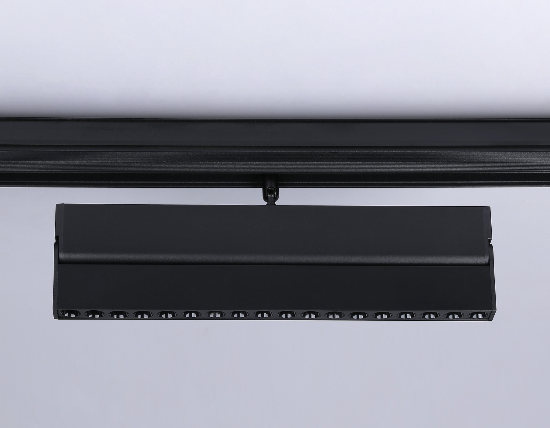 Светильник трековый Ambrella Magnetic GL4081 BK черный 18W 4200K 48V 24° 325*22*45