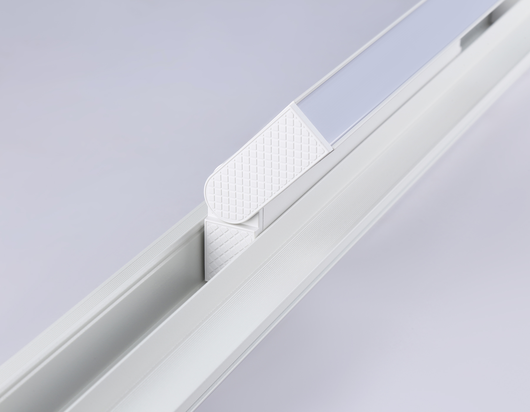 Светильник трековый Ambrella Magnetic GL4061 WH белый IP20 12W 4200K 48V 223*22*105