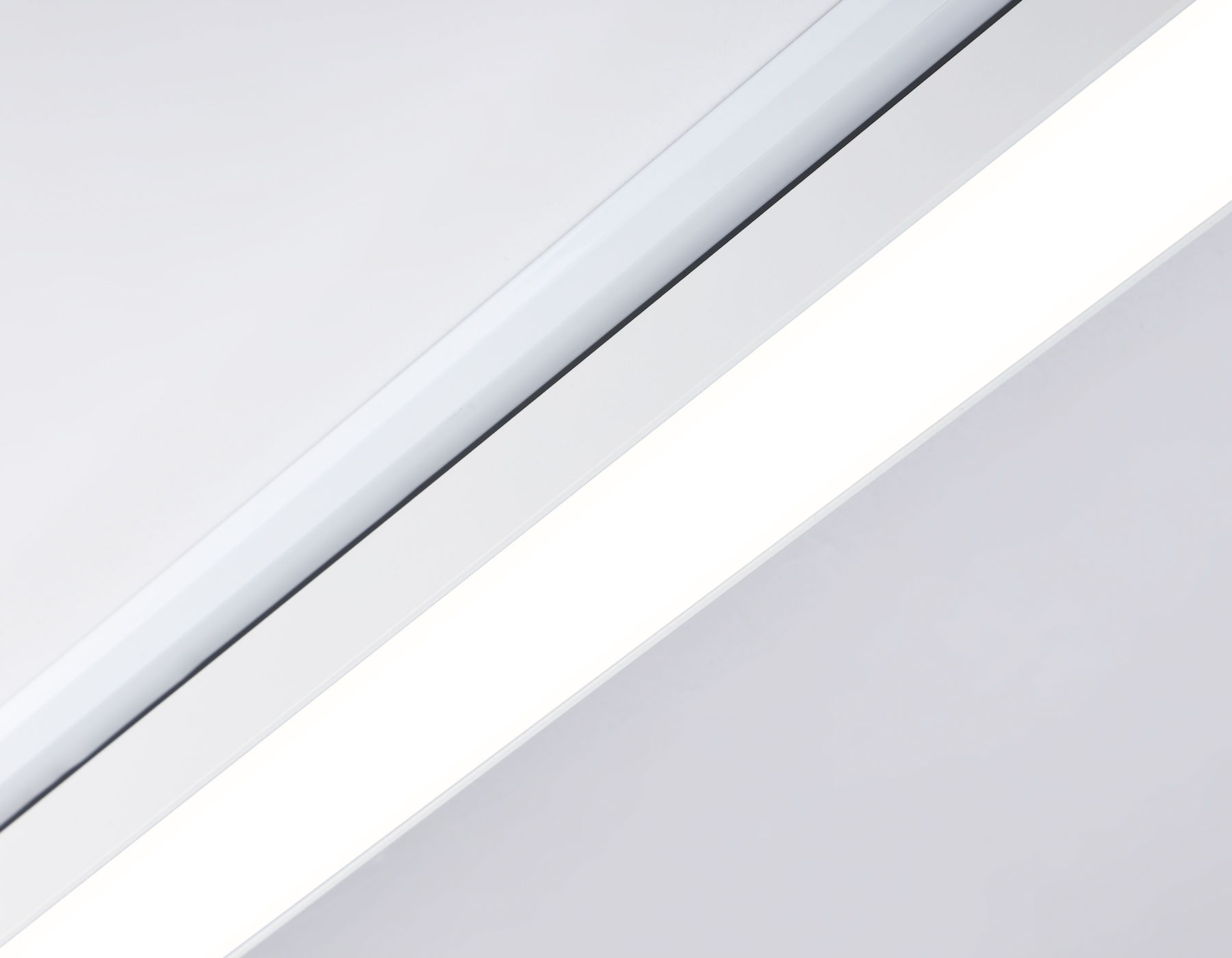 Трековый однофазный светильник Ambrella GL6736 WH белый IP20 30W 4200K 458*35*57