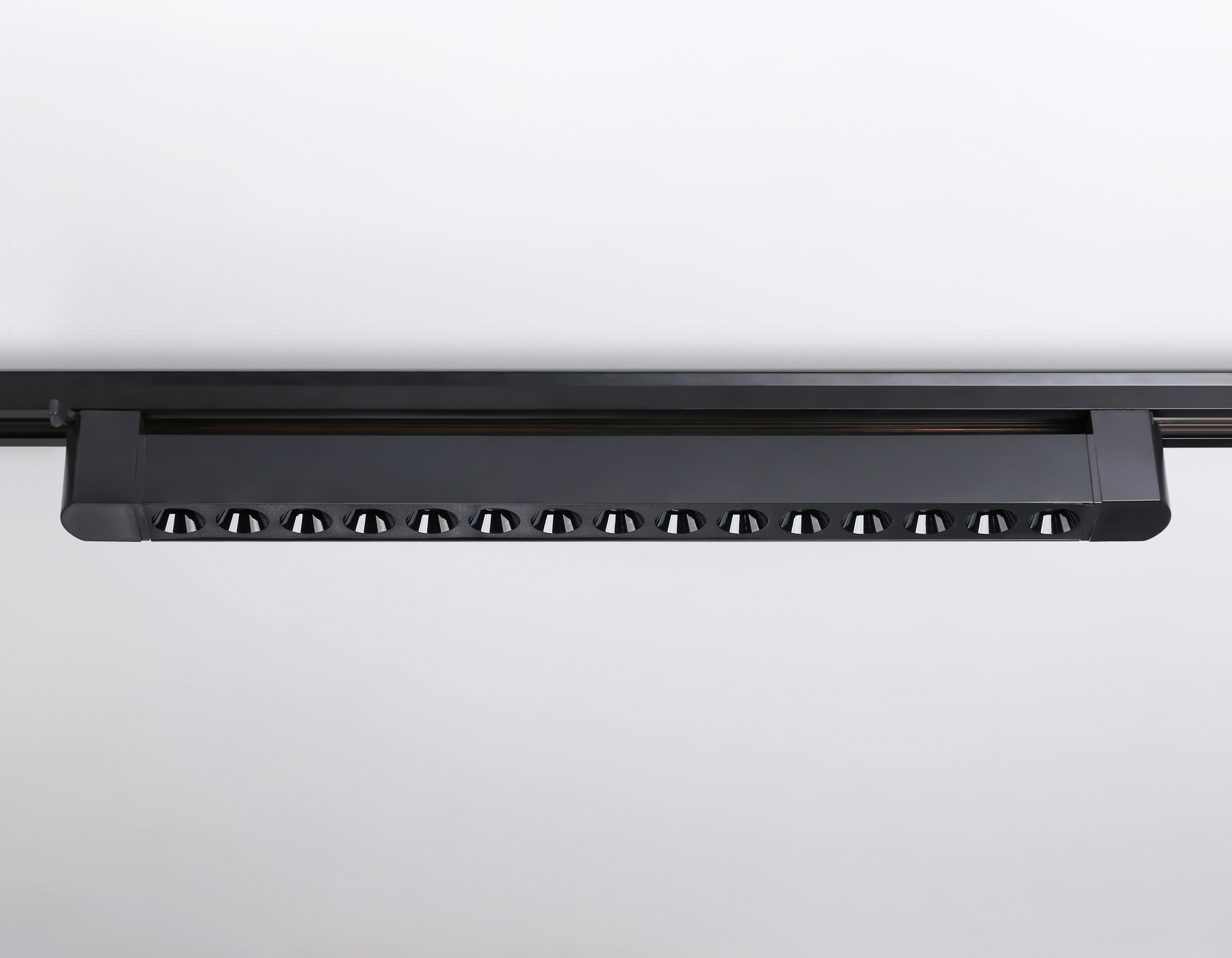 Трековый однофазный светильник Ambrella GL6715 BK черный IP20 30W 4200K 24° 458*35*57