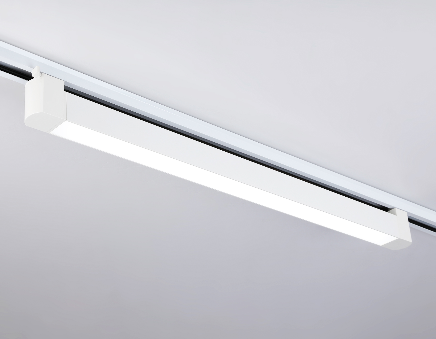 Трековый однофазный светильник Ambrella GL6742 WH белый IP20 40W 4200K 590*35*57