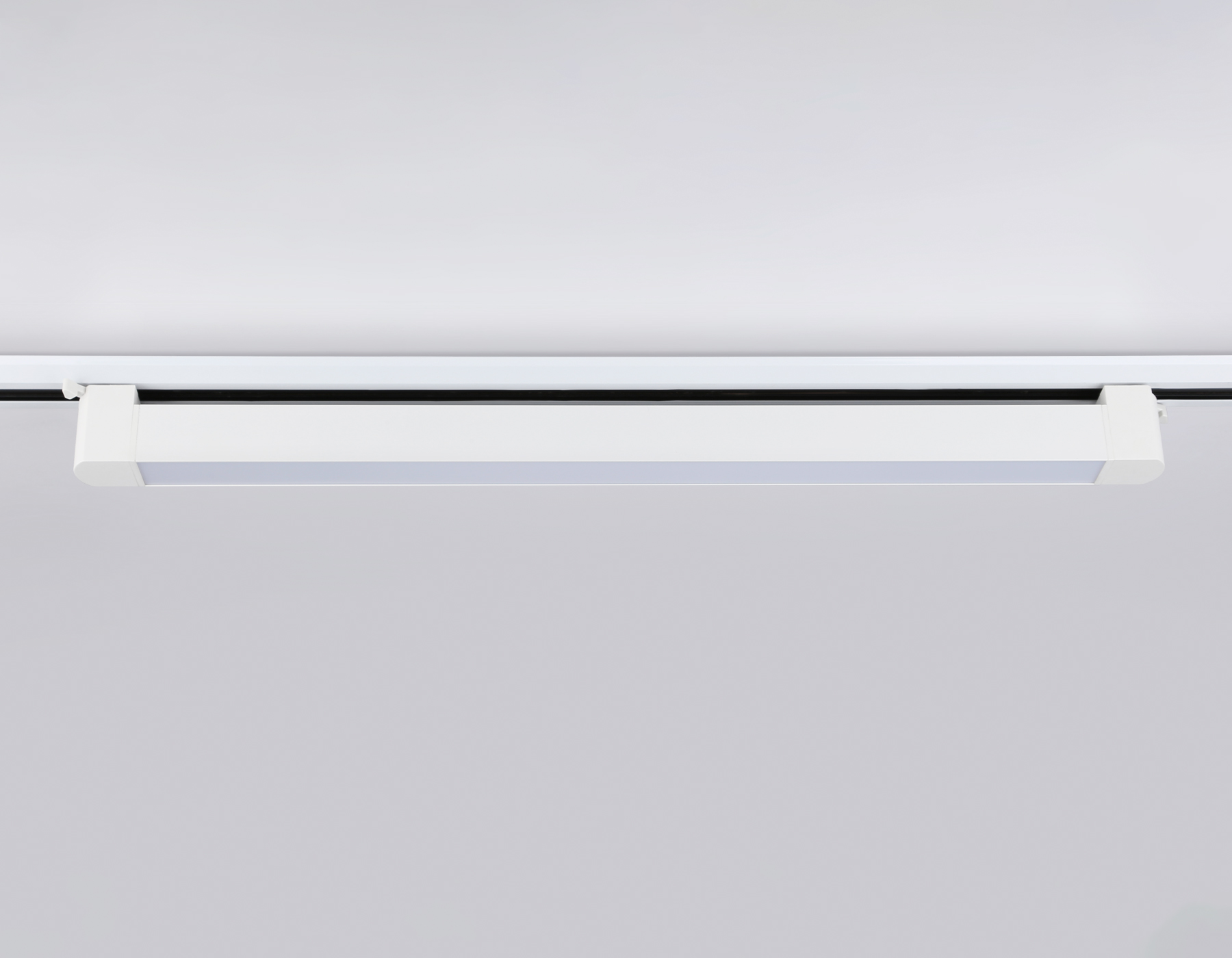 Трековый однофазный светильник Ambrella GL6742 WH белый IP20 40W 4200K 590*35*57